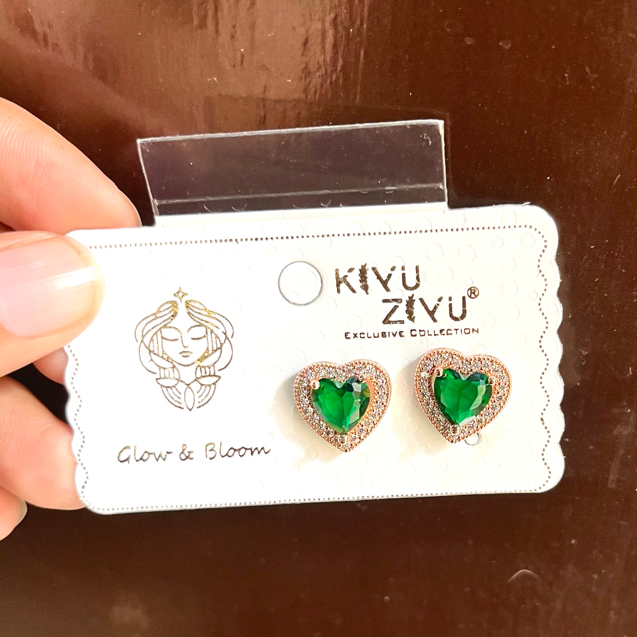 ELEGANT HEART STUDS